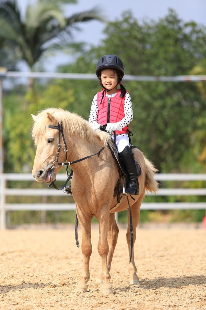 Les enfants apprennent à cheval dans la spontanéité, sans peur du galop, contrairement aux cavaliers adultes.
A dada mon dadou