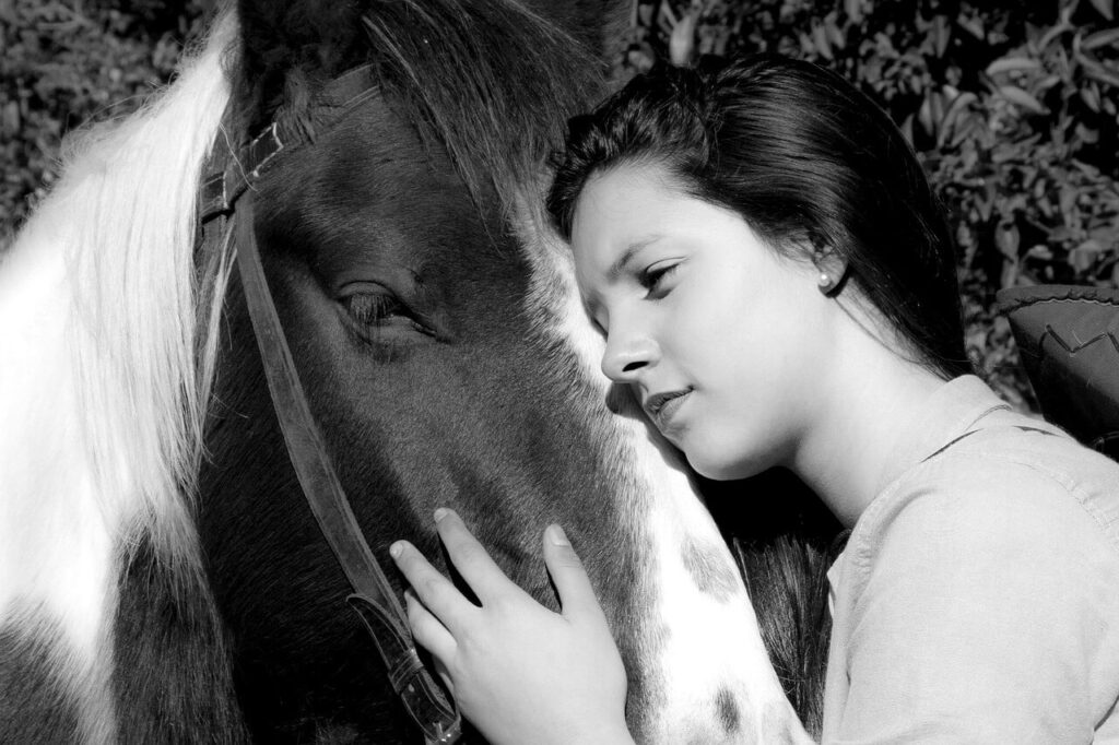 Relation de confiance entre cavalier et cheval, symbole de sérénité retrouvée après avoir apprivoisé la peur à cheval.