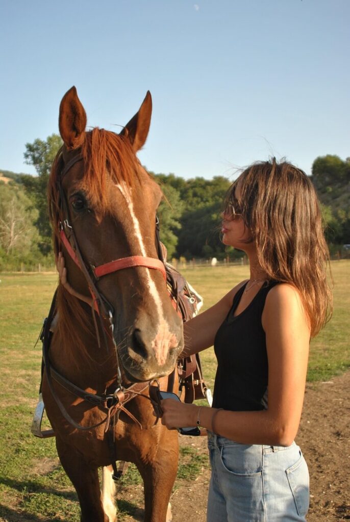 Cavalier ressentant la peur à cheval pendant une séance d’équitation, symbolisant les émotions du cavalier.
